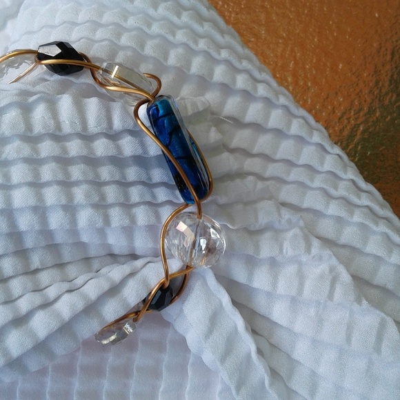 Copper wrap bracelet -revolving blue glass center. - Picture 5 of 8